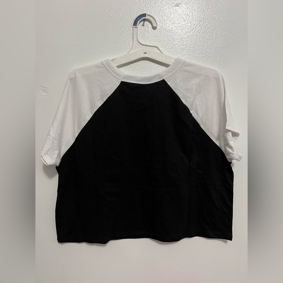 Women’s Zoe + Liv Graphic Crop Top - Picture 2 of 2